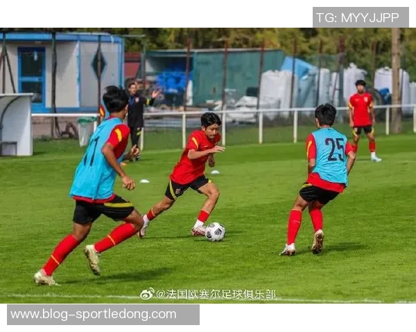 中国犀旺队在法国欧塞尔足球训练基地隆重举行升国旗仪式展现爱国情怀